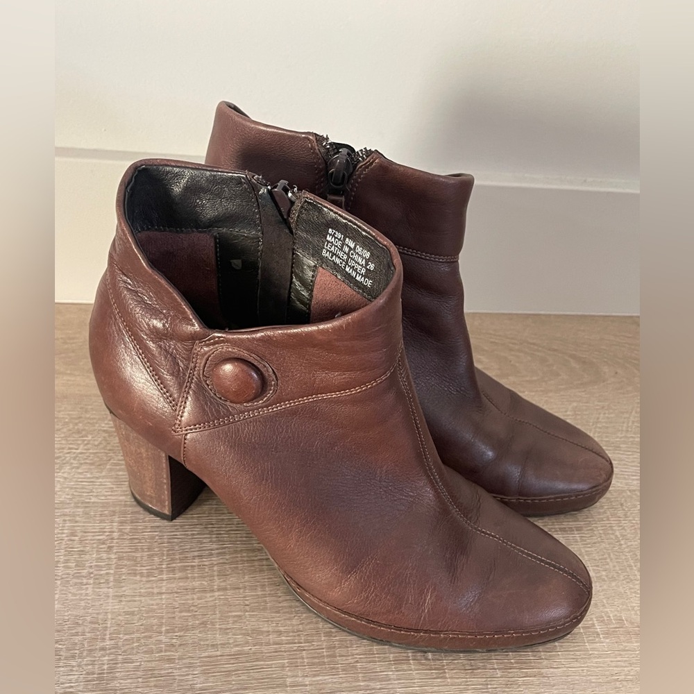 Clarks Artisan Brown Leather Ankle Boots Button Detail Size 8.5